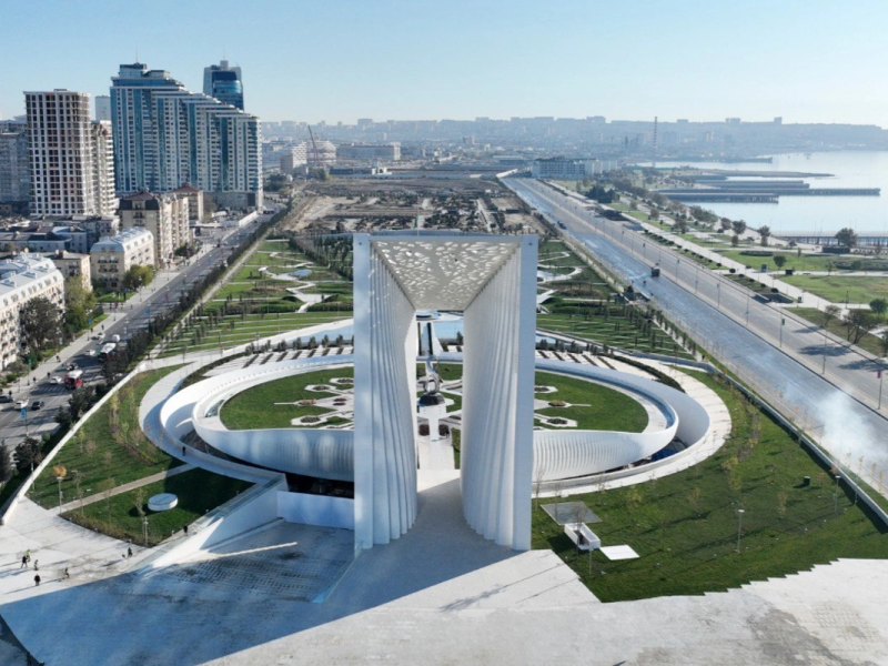 Azərbaycan xalqı Zəfər parkını ziyarət edir