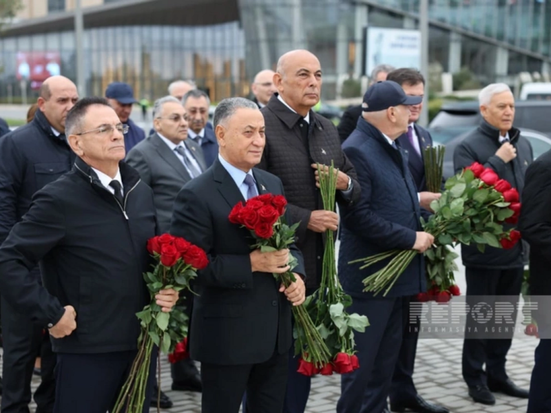Dövlət və hökumət rəsmiləri Zəfər parkını ziyarət edib