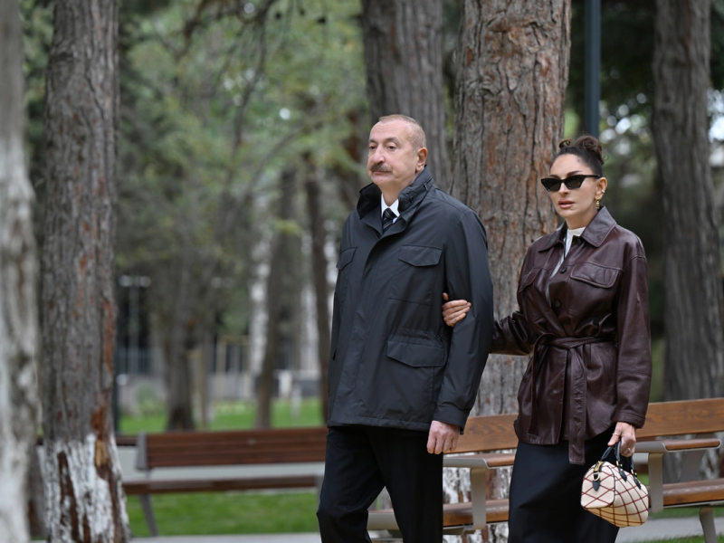 İlham Əliyev və Mehriban Əliyeva Bakıda salınan yeni parkın açılışında iştirak edib