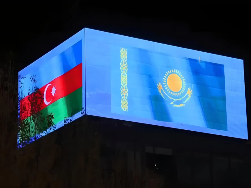 İlham Əliyevin səfəri öncəsi Qazaxıstan paytaxtı Azərbaycan bayraqlarına büründü