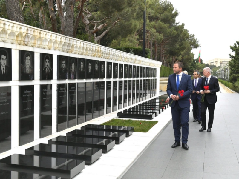 Estoniyanın xarici işlər naziri Bakıda Şəhidlər xiyabanını və Zəfər parkını ziyarət edib