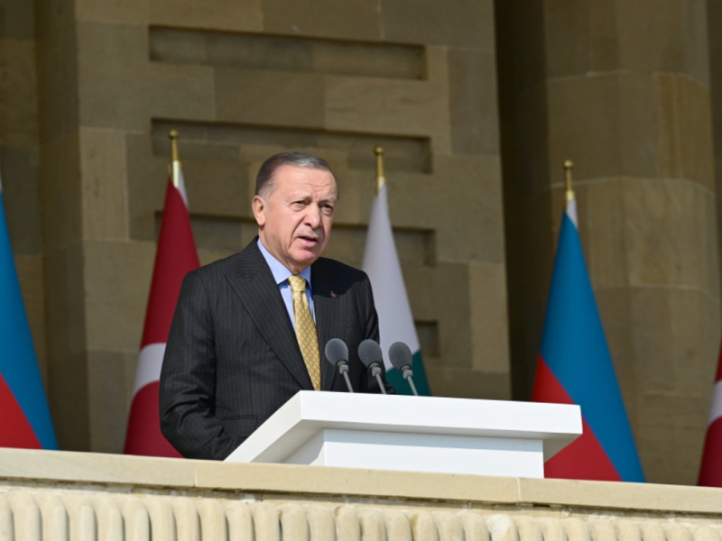 Türkiyə Prezidenti Bakıda keçirilən hərbi paradda Məmməd Arazın şeirini səsləndirib