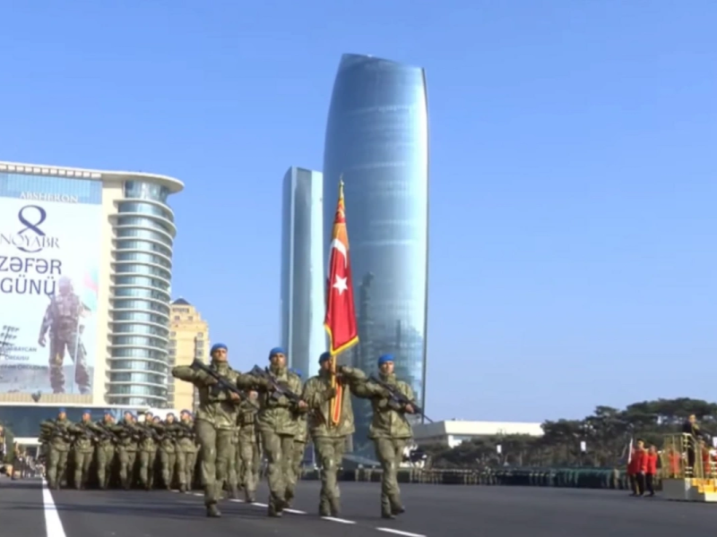Türkiyə hərbçiləri hərbi paradda tribuna önündən keçib