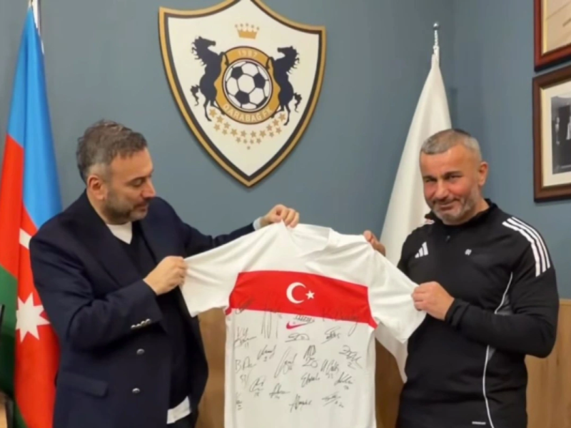Ertem Şener Qurban Qurbanova Türkiyə millisinin "44" nömrəli formasını hədiyyə etdi