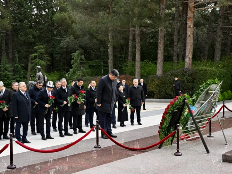 Qırğızıstan nümayəndə heyəti Heydər Əliyevin məzarını ziyarət edib