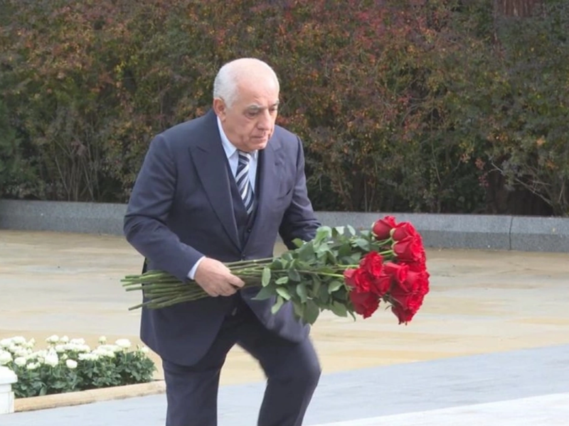 Əli Əsədov Fəxri xiyabanda Heydər Əliyevin məzarını ziyarət edib