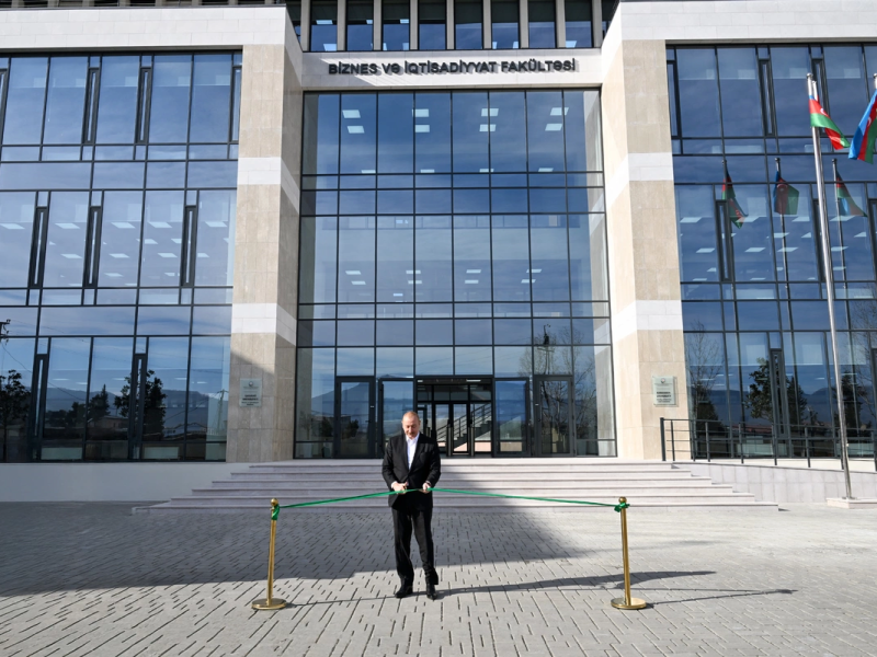 Prezident Qarabağ Universitetinin Biznes və iqtisadiyyat fakültəsinin binasının açılışında iştirak edib