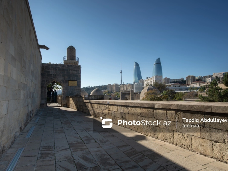 İçərişəhər turistləri valeh edir: Qədim Bakıya axın artır