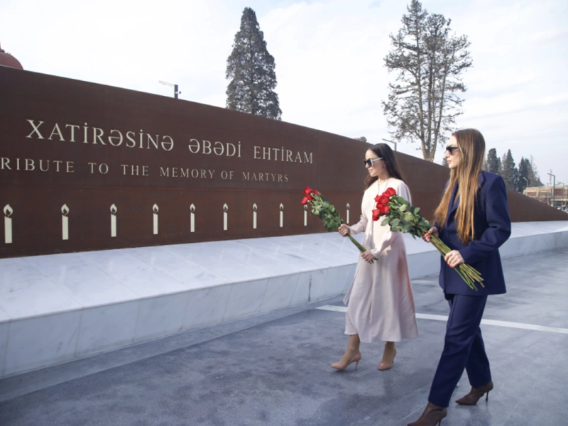 Leyla Əliyeva və Alena Əliyeva Gəncə Memorial Kompleksini və Milli Qəhrəman Natiq Qasımovun ailəsini ziyarət ediblər
