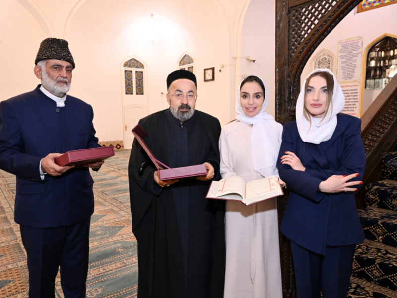 Leyla Əliyeva və Alena Əliyeva Gəncədə Şah Abbas məscidini ziyarət ediblər