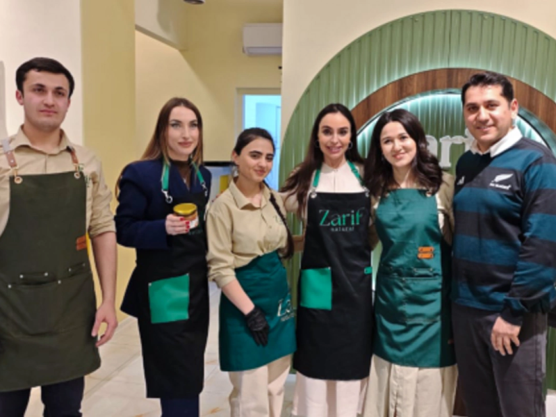 Leyla Əliyeva və Alena Əliyeva Gəncədə qadın sahibkarın sağlam qida brendi ilə tanış olublar