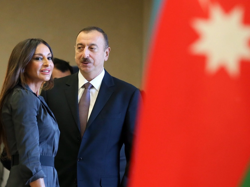Prezident və Birinci vitse-prezident Xalq şairi Nəriman Həsənzadəni doğum günü münasibətilə təbrik ediblər