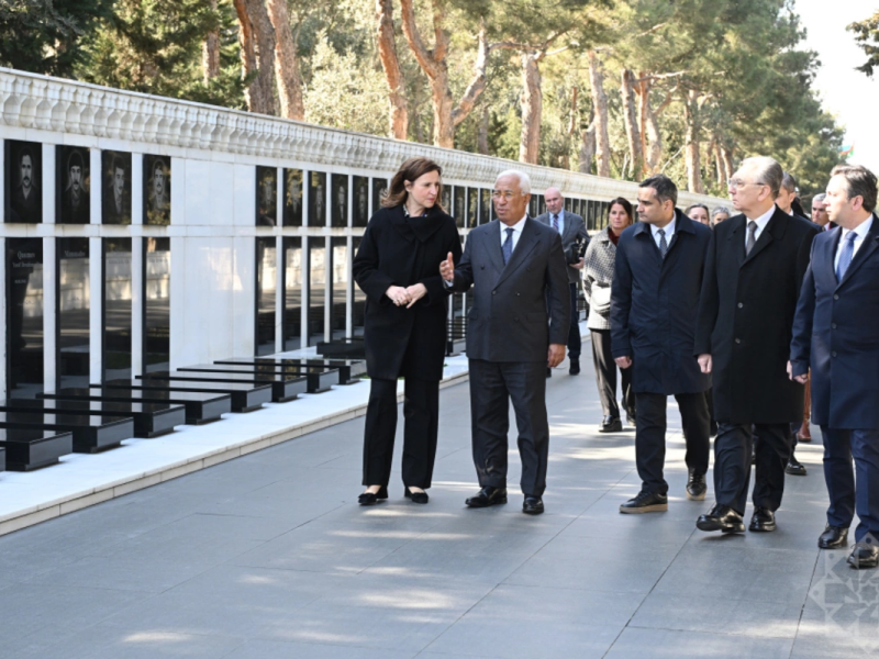 Antonio Koşta Bakıda şəhidlərin xatirəsini anıb