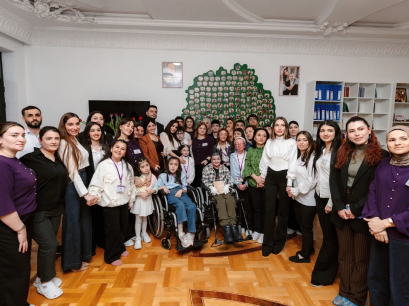 Leyla Əliyeva, Arzu Əliyeva və Alena Əliyeva "Yaşama Dəstək" Mərkəzində olubla