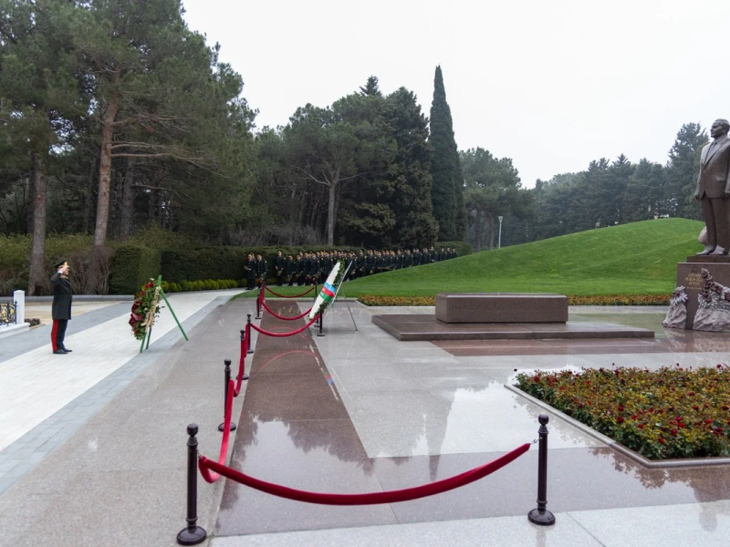 SOMDA rəhbərliyi Fəxri və Şəhidlər xiyabanlarını ziyarət edib - FOTO