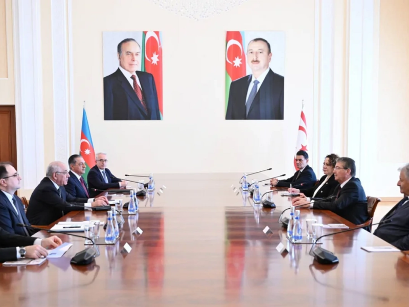Əli Əsədov Şimali Kiprin Baş naziri ilə görüşüb