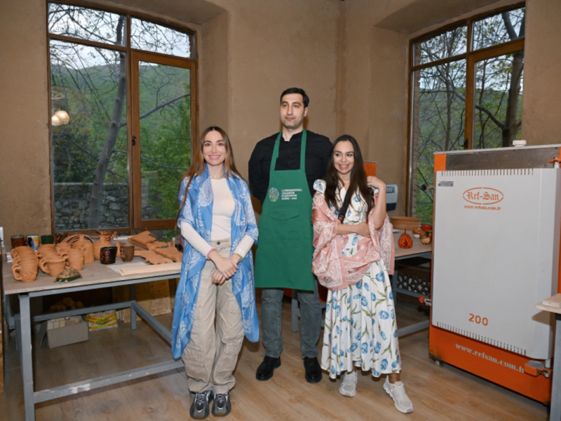 Leyla Əliyeva və Arzu Əliyeva Şəkidə "ABAD" Keramika və Tətbiqi Sənət Mərkəzi ilə tanış olublar