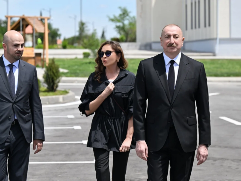 İlham Əliyev və Mehriban Əliyeva Şükürbəyli kəndində fərdi evlərdə yaradılmış şəraitlə tanış olublar