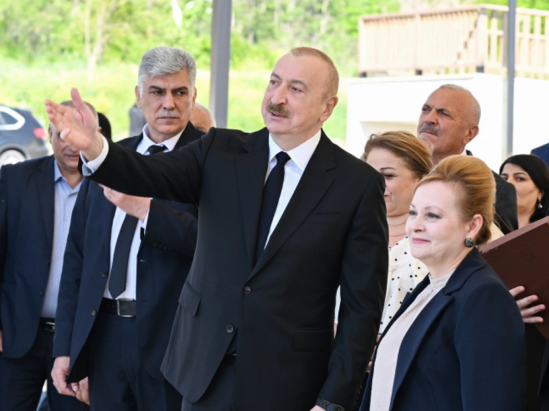 İlham Əliyev Zəngilanda ilk yaşayış kompleksinə köçən ailələrlə görüşüb