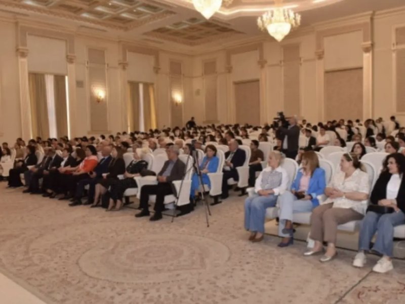 XALQ YAZIÇISI OXUCULAR ARASINDA