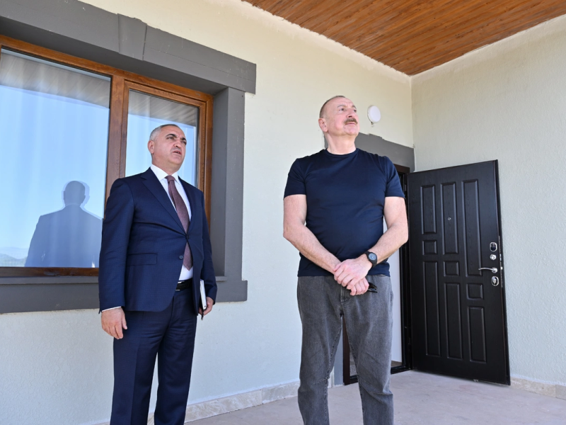 Prezident İlham Əliyev Xocalıda hərbi qulluqçular üçün nəzərdə tutulan fərdi evlərdə yaradılmış şəraitlə tanış olub
