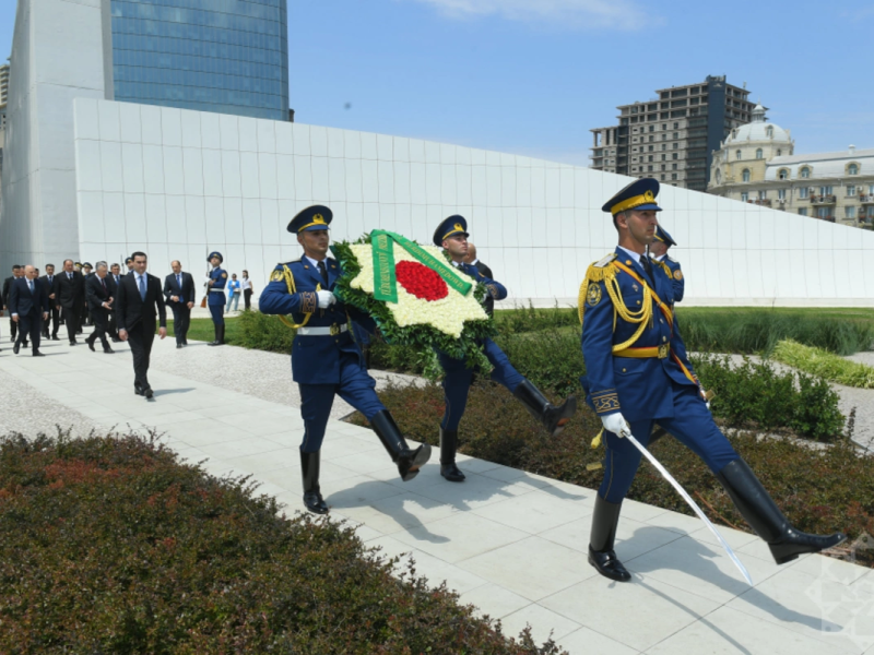 Türkmənistan Prezidenti Zəfər parkını ziyarət edib