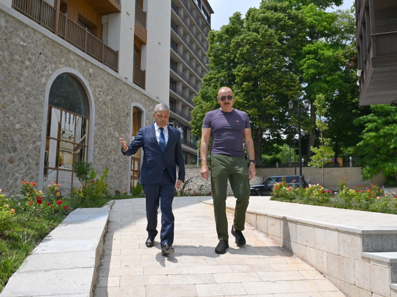 İlham Əliyev Şuşanın Qarabağ küçəsində dövlət-özəl tərəfdaşlığı çərçivəsində həyata keçirilmiş işlərlə tanış olub