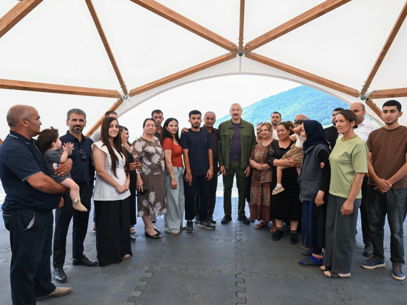 İlham Əliyev Şuşanın Kiçik Qaladərəsi kəndində görülən işlərlə tanış olub və kəndə qayıdan sakinlərlə görüşüb
