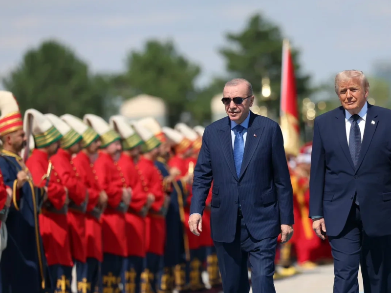 Media: Ərdoğan NATO sammitində Trampa xüsusi qızılı revolver hədiyyə edib
